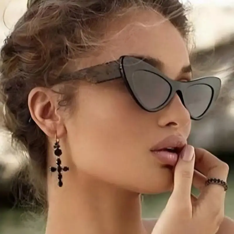 Fashion Jelly Colour Punk Cat Eye Sunglasses Casual Hip Hop Style Party Glasses Women's Daily Street Trend Wear Accessories
Fashion Jelly Colour Punk Cat Eye Sunglasses Casual Hip Hop Style Party Glasses Women's Daily Street Trend Wear Accessories