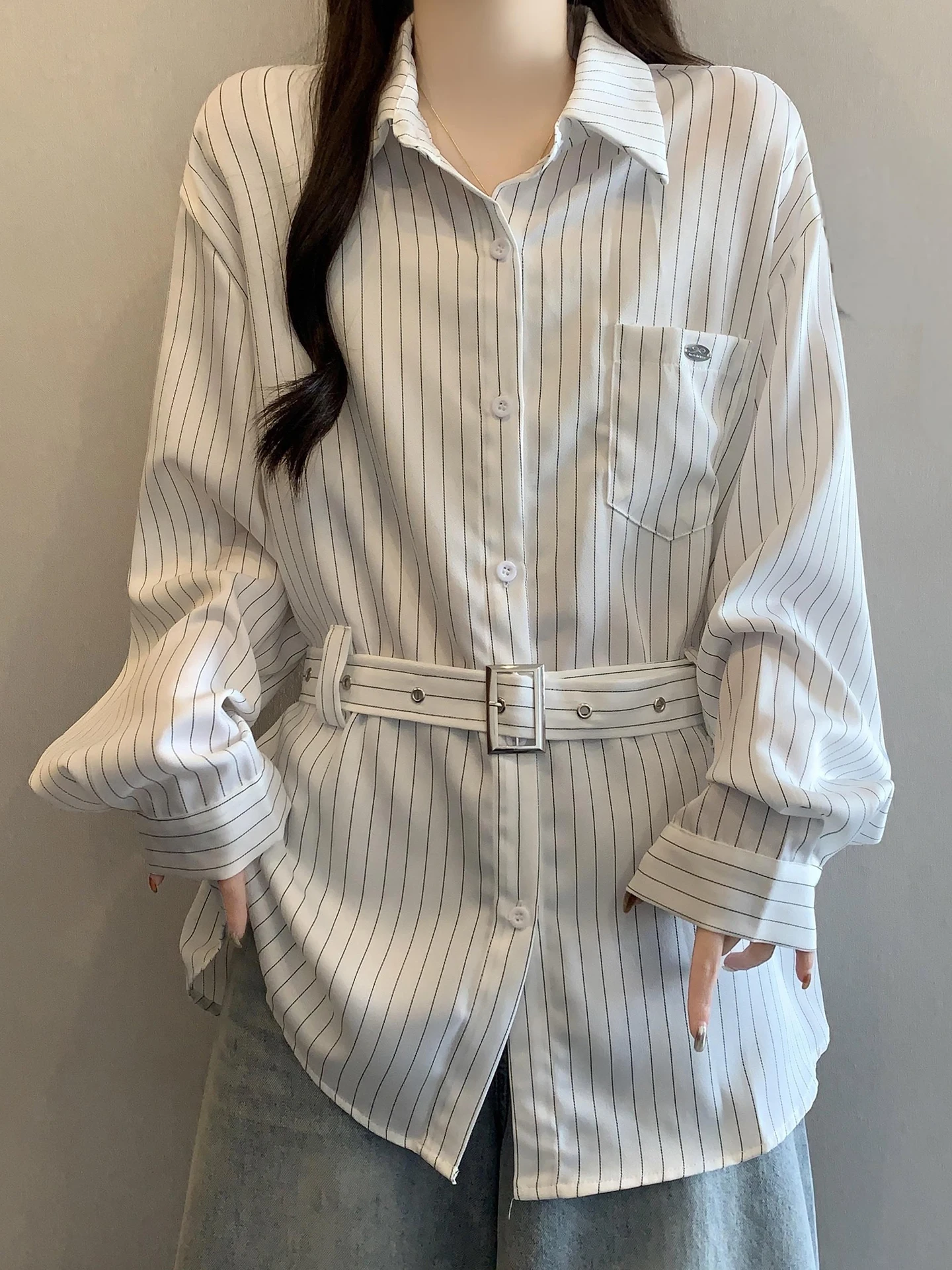 Белая полосатая рубашка с длинным рукавом и воротником, женская, с эффектом утончения талии, весенняя мода, большие размеры, универсальная офисная одежда
Белая полосатая рубашка с длинным рукавом и воротником, женская, с эффектом утончения талии, весенняя мода, большие размеры, универсальная офисная одежда