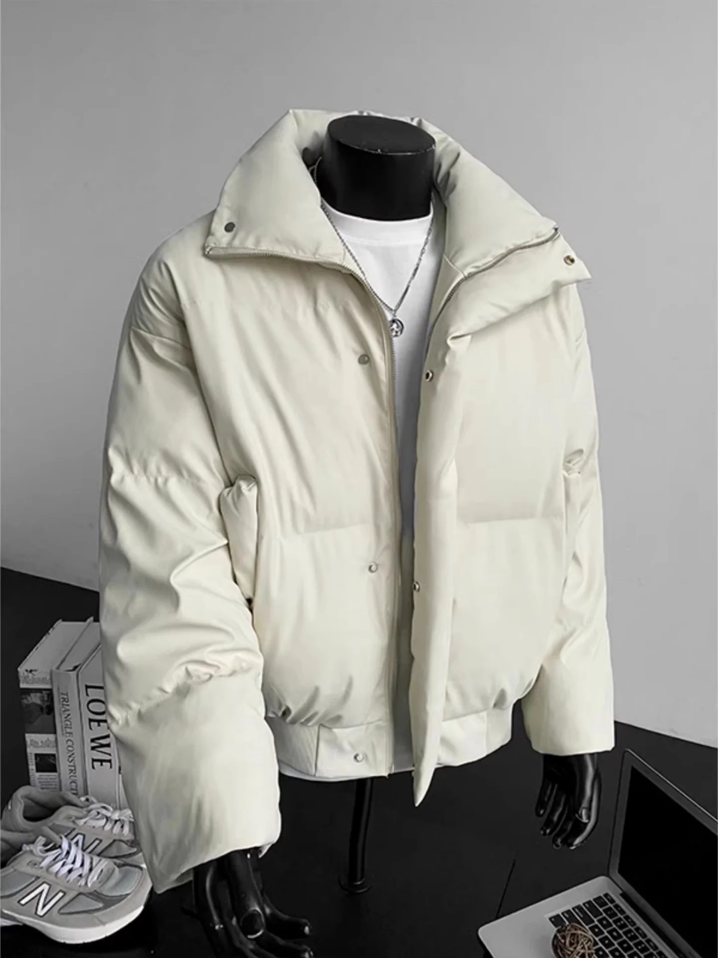 Мужская зимняя теплая куртка из искусственной кожи с воротником-стойкой, утепленная хлопком, повседневная, с длинными рукавами, на молнии, Cleanfit
Мужская зимняя теплая куртка из искусственной кожи с воротником-стойкой, утепленная хлопком, повседневная, с длинными рукавами, на молнии, Cleanfit