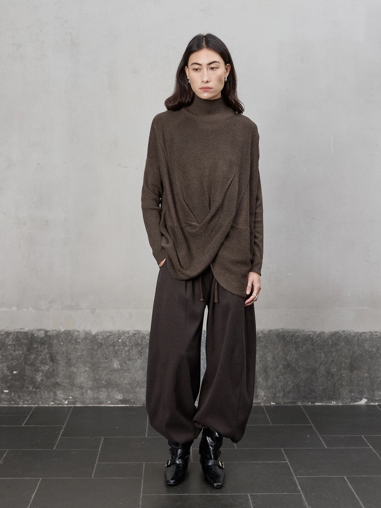 Свободный шерстяной вязаный свитер с асимметричным высоким воротником, теплый, для зимы, женский, модный, повседневный, в стиле кэжуал, с дизайнерским акцентом на комфорт
Свободный шерстяной вязаный свитер с асимметричным высоким воротником, теплый, для зимы, женский, модный, повседневный, в стиле кэжуал, с дизайнерским акцентом на комфорт