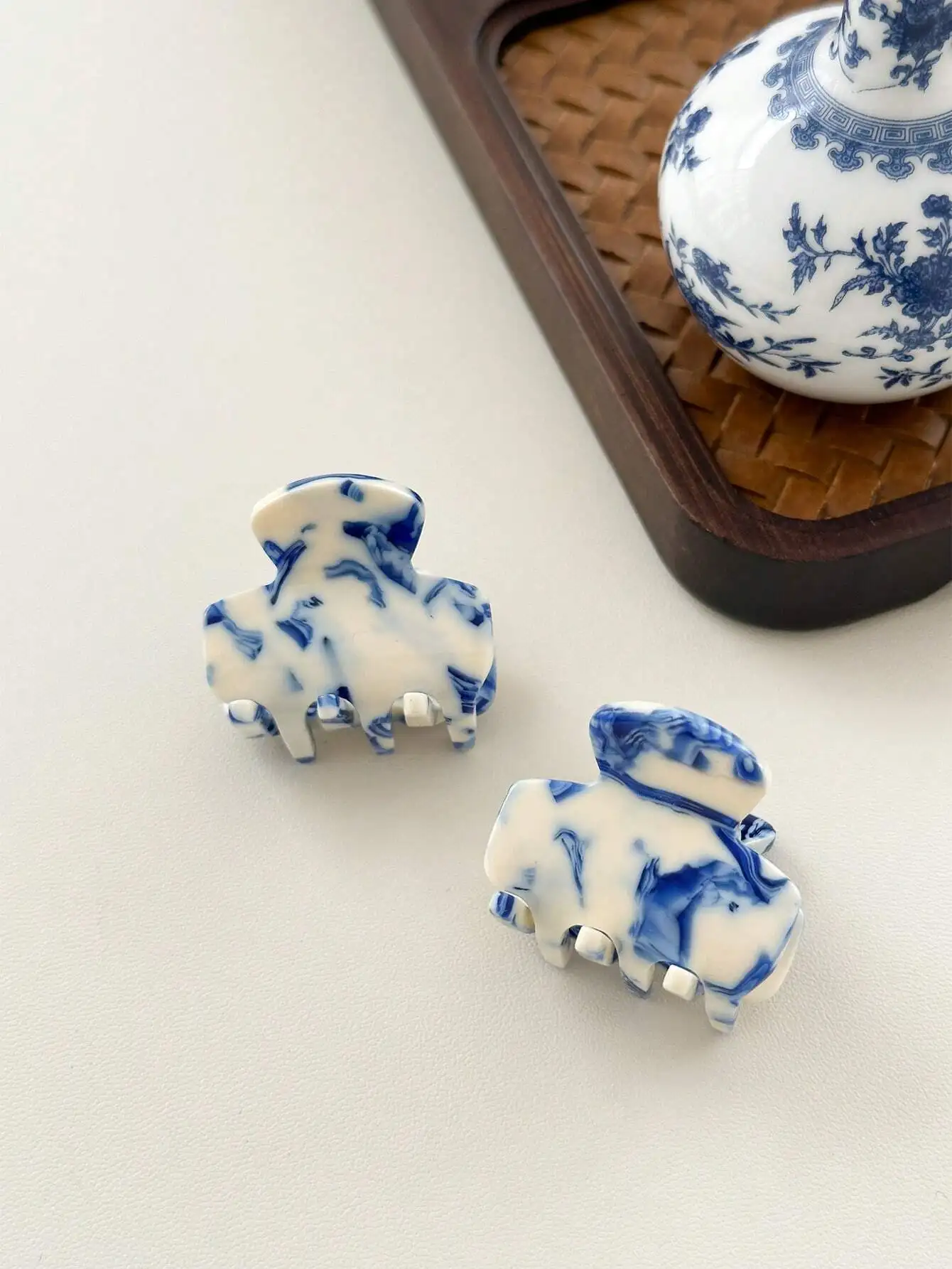 2pcs Blue And White Acetate Small Hair Clips For Women,Non Slip Super Cute Hair Clamp Accessories For Various Hair Type,Fashion Chinese Style Hair Jaw Clip Hair Claws Claw Clips Hair Clamps Hair Clutch Fall Winter Hair Accessories For Women Summer Outfits
2pcs Blue And White Acetate Small Hair Clips For Women,Non Slip Super Cute Hair Clamp Accessories For Various Hair Type,Fashion Chinese Style Hair Jaw Clip Hair Claws Claw Clips Hair Clamps Hair Clutch Fall Winter Hair Accessories For Women Summer Outfits