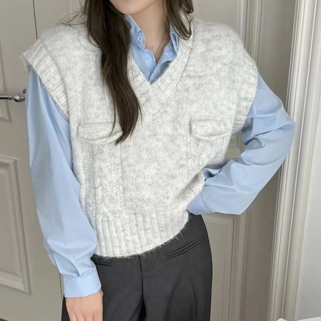 Spring 2025 Women's Loose V-Ne Knitted Vest Svel Faionable Age-Defng Layering Versatile Outerwear Comfortable Fit
Spring 2025 Women's Loose V-Ne Knitted Vest Svel Faionable Age-Defng Layering Versatile Outerwear Comfortable Fit