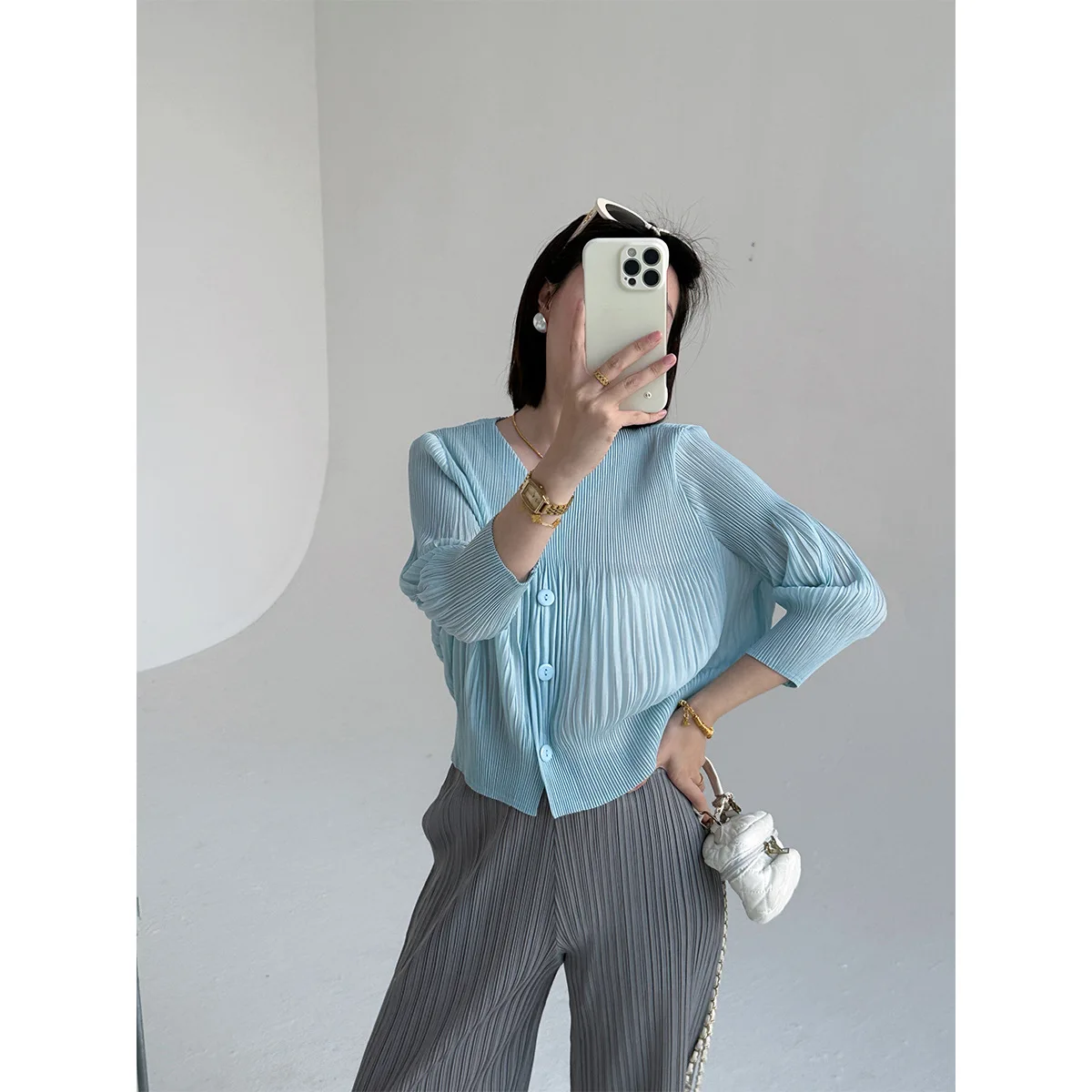 Miyake Pleated 2026 New Vacation Style High-end V-neck Temperament Elegant Shirt Pleated Solid Color Slim Peplum Blouse Female
Miyake Pleated 2026 New Vacation Style High-end V-neck Temperament Elegant Shirt Pleated Solid Color Slim Peplum Blouse Female