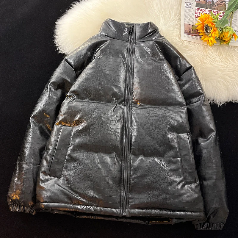 Мужская легкая роскошная кожаная хлопковая куртка с воротником-стойкой, доступная в черном/белом цвете + кожаная ткань с текстурой крокодила, ветрозащитная и теплая, пышная посадка без объемного кроя, подходит для зимних поездок и уличной моды
Мужская легкая роскошная кожаная хлопковая куртка с воротником-стойкой, доступная в черном/белом цвете + кожаная ткань с текстурой крокодила, ветрозащитная и теплая, пышная посадка без объемного кроя, подходит для зимних поездок и уличной моды