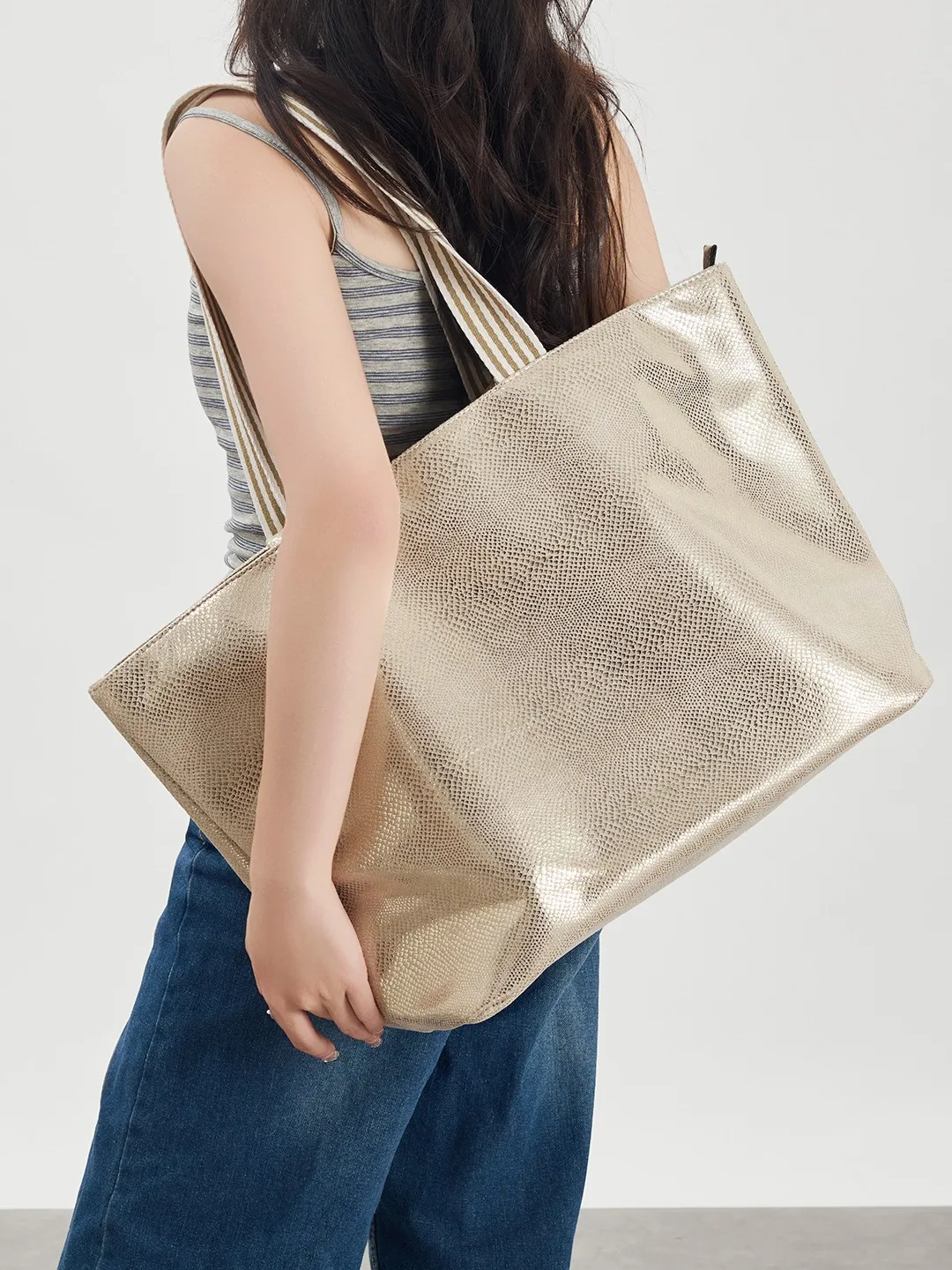 Fashionable Texture Pu Leather Tote Bag European and American Casual Fashion High Street Women's Commute Large Capacity Handbags
Fashionable Texture Pu Leather Tote Bag European and American Casual Fashion High Street Women's Commute Large Capacity Handbags