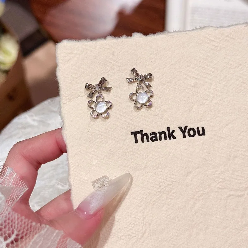 French Bow Stud Earrings Simple Silver Needle Earrings Women's Light Luxury High-end Pendant Niche Style Versatile Earrings
French Bow Stud Earrings Simple Silver Needle Earrings Women's Light Luxury High-end Pendant Niche Style Versatile Earrings