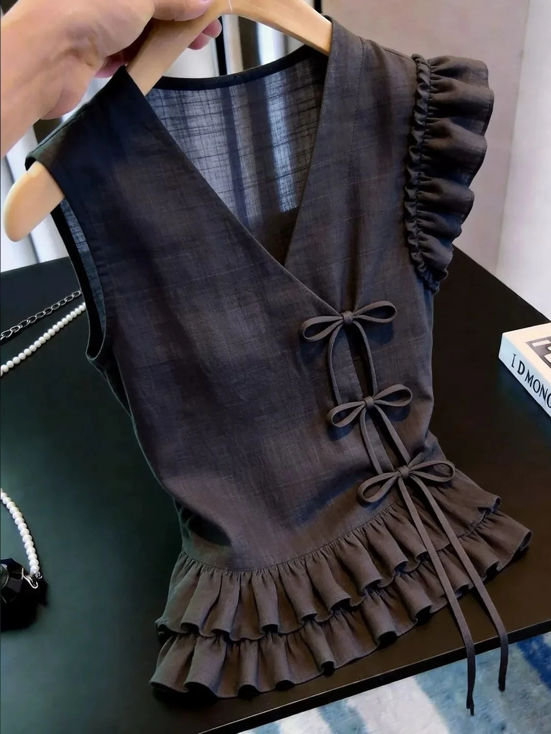 Summer 2026 Sleeveless Vest Design Knot Waist Cinching Versatile Commute V-Neck Top Korean Style Straight Cut Silk
Summer 2026 Sleeveless Vest Design Knot Waist Cinching Versatile Commute V-Neck Top Korean Style Straight Cut Silk