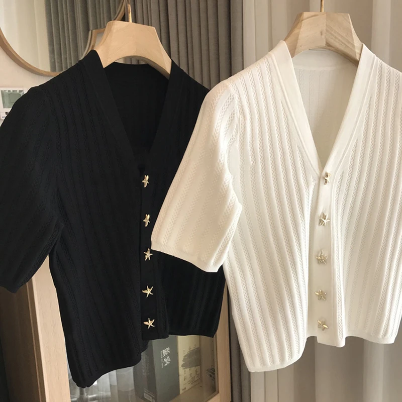 Elegant V-neck Short Sleeve Knitted Open Cardigan Women's Fashion Summer White Star Button Design Slim Fit Soft Cotton Top
Elegant V-neck Short Sleeve Knitted Open Cardigan Women's Fashion Summer White Star Button Design Slim Fit Soft Cotton Top