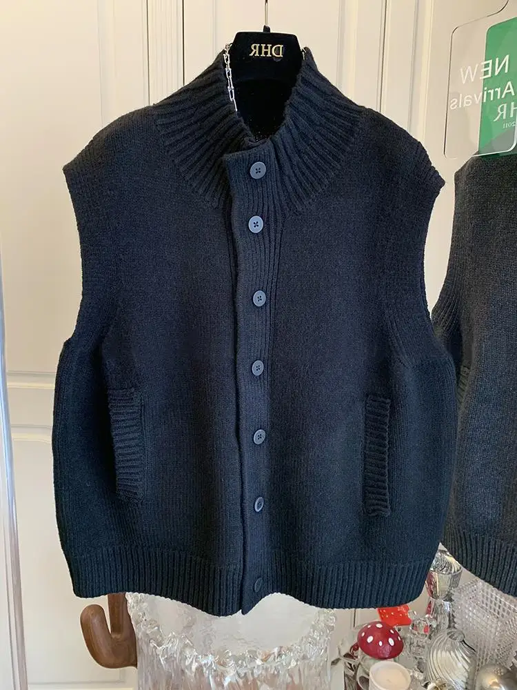 Loose Women's Knitted Sleeveless Vest High Collar Button Design Casual Comfortable Fashionable Korean Style Outerwear Top
Loose Women's Knitted Sleeveless Vest High Collar Button Design Casual Comfortable Fashionable Korean Style Outerwear Top