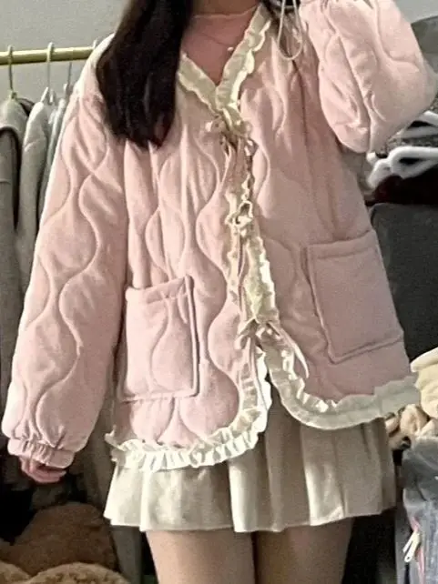 Kimotimo Japanese Sweet Ruffle Spliced Parkas Tops Women 2025 Winter V Neck Lace Up Pocket Short Qulited Coats Fashion Jackets
Kimotimo Japanese Sweet Ruffle Spliced Parkas Tops Women 2025 Winter V Neck Lace Up Pocket Short Qulited Coats Fashion Jackets