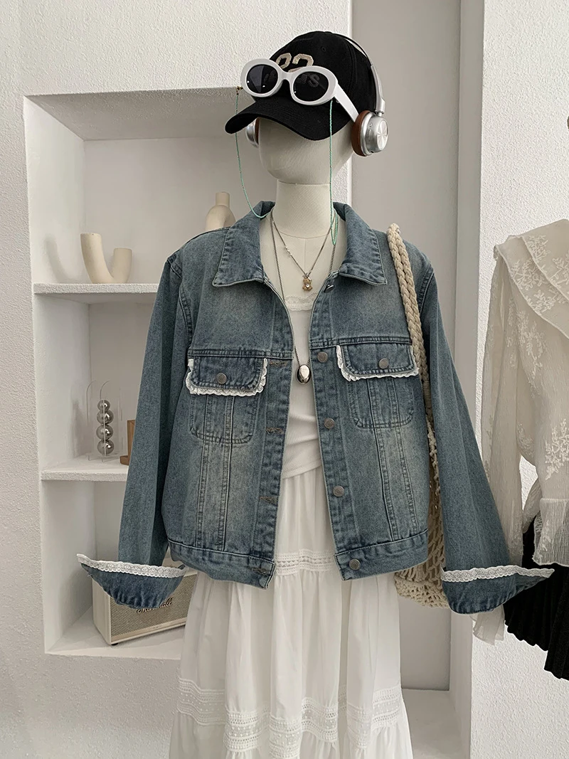 Fashion Lace Spliced Denim Coat Women Spring New Turn Down Collar Single Breasted Jacket Chic Pockets Design Versatile Outerwear
Fashion Lace Spliced Denim Coat Women Spring New Turn Down Collar Single Breasted Jacket Chic Pockets Design Versatile Outerwear