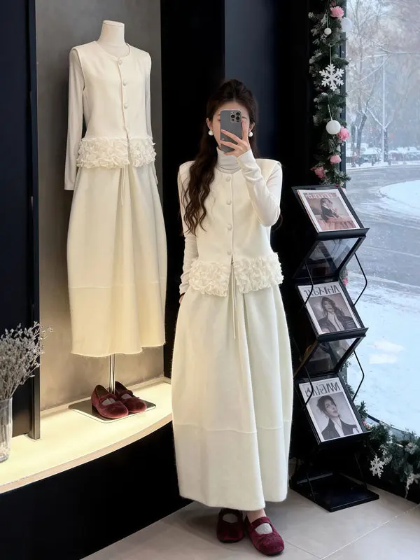 Комплект из трех предметов Ele Soft: топ-жилет, базовая футболка и юбка. Удобный хлопковый материал для осеннего сезона.
Комплект из трех предметов Ele Soft: топ-жилет, базовая футболка и юбка. Удобный хлопковый материал для осеннего сезона.