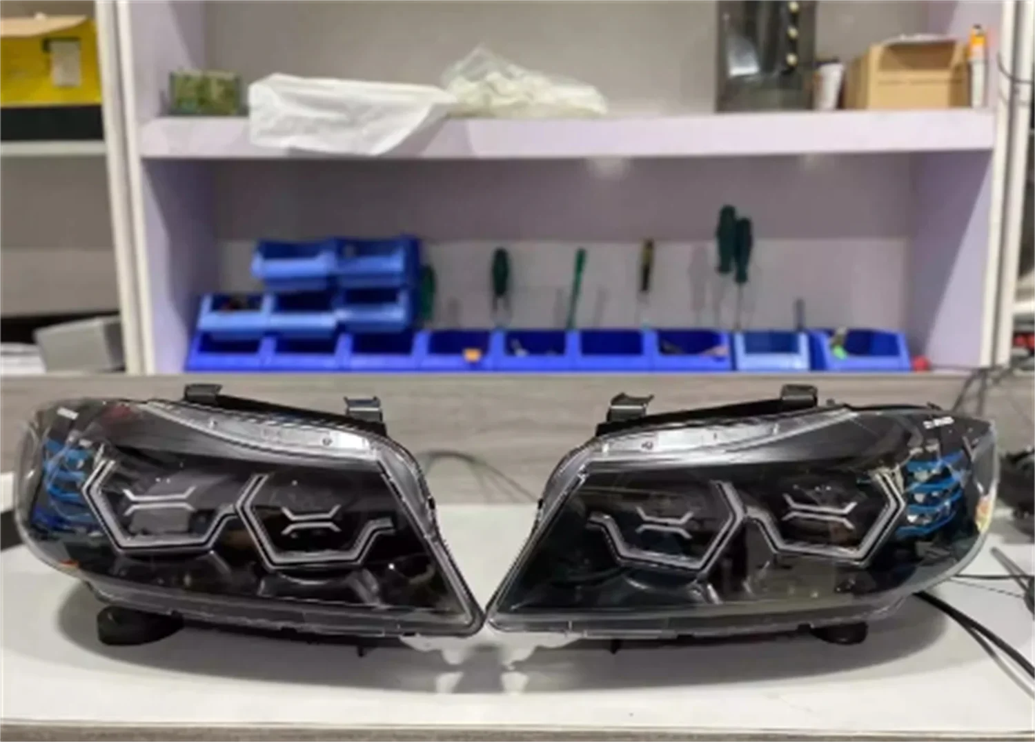 Автомобильные светодиодные фары для BMW E90, модифицированные OSS DRL, дневные ходовые огни, указатель поворота
Автомобильные светодиодные фары для BMW E90, модифицированные OSS DRL, дневные ходовые огни, указатель поворота
