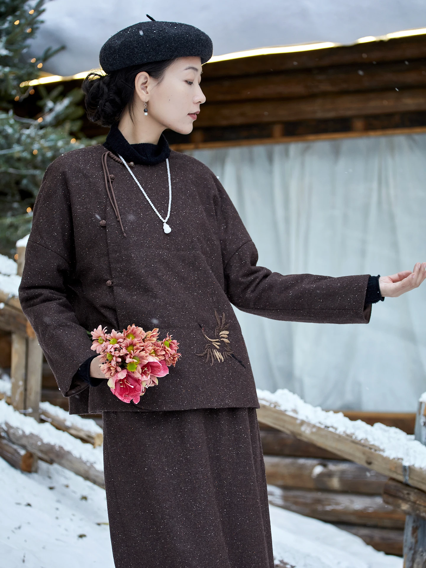 Зимнее женское пальто из шерстяной смеси с вышивкой, утепленное хлопком, винтажное, прямого кроя, с длинными рукавами, круглым вырезом, на одной пуговице
Зимнее женское пальто из шерстяной смеси с вышивкой, утепленное хлопком, винтажное, прямого кроя, с длинными рукавами, круглым вырезом, на одной пуговице