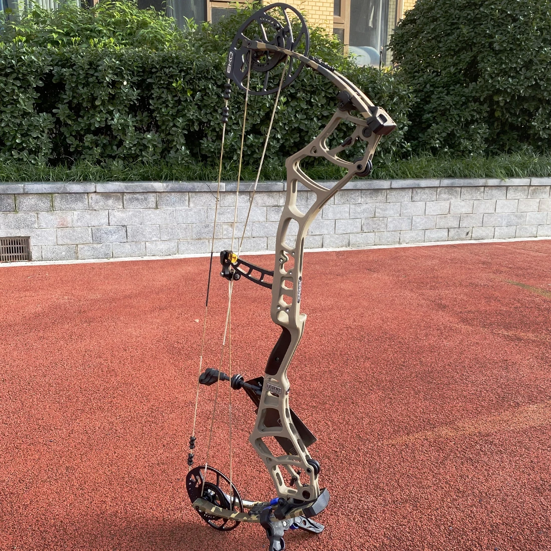 Compound Bow 70lbs Adjustable CNC Machined Riser and Cam Archery IBO 356fps Right Hand Composite Bow Hunting Shooting Target
Compound Bow 70lbs Adjustable CNC Machined Riser and Cam Archery IBO 356fps Right Hand Composite Bow Hunting Shooting Target