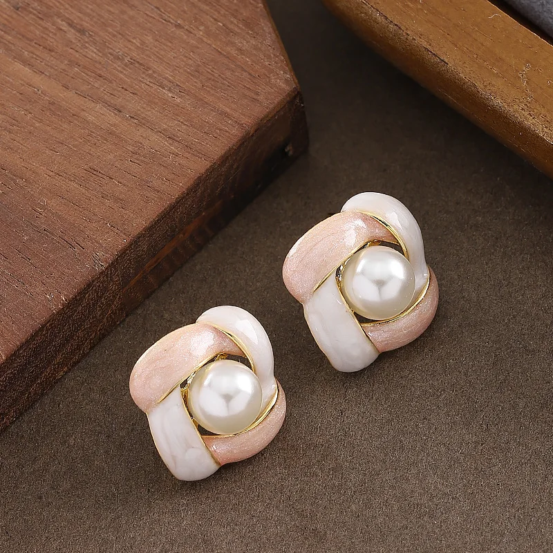 Elegant and exquisite enamel drop glaze braided petal pearl earrings, light luxury, high-end, small fragrance style earrings
Elegant and exquisite enamel drop glaze braided petal pearl earrings, light luxury, high-end, small fragrance style earrings