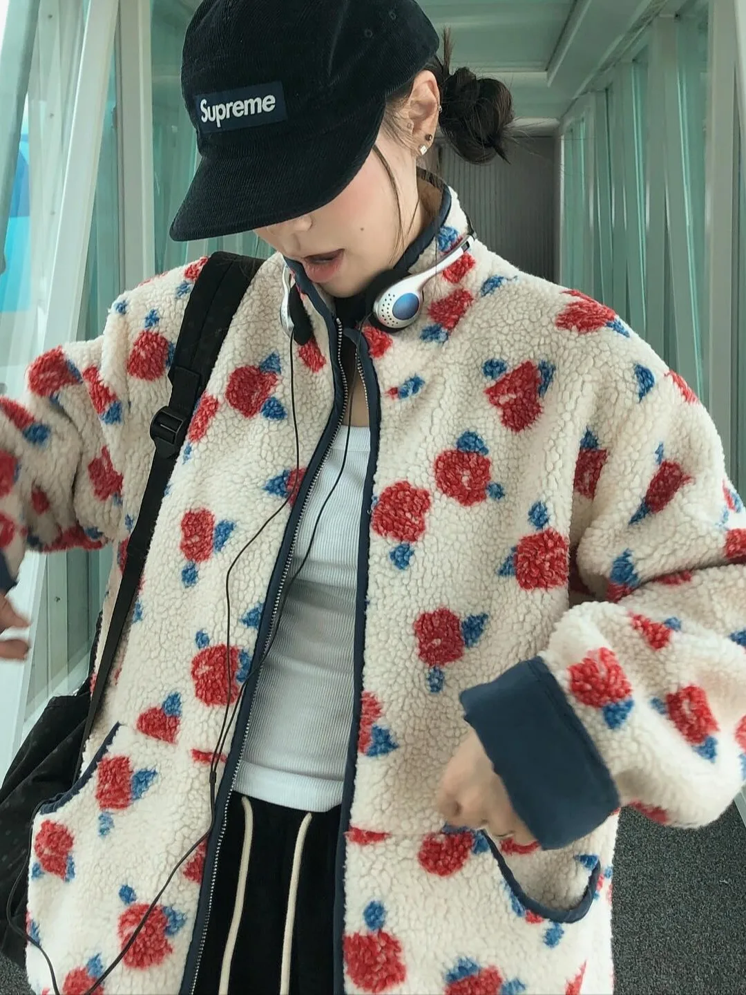 Retro Rose Print Lamb Fur Jaet Women's Winter Faionable Versatile Warm Long Sve Top Korean Sle Loose Fit ort Coat
Retro Rose Print Lamb Fur Jaet Women's Winter Faionable Versatile Warm Long Sve Top Korean Sle Loose Fit ort Coat