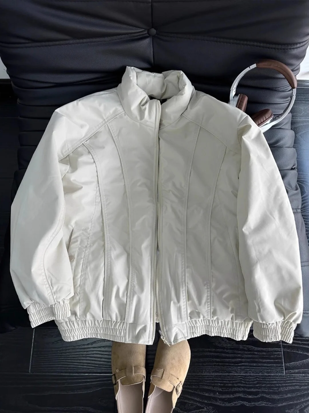 Мужская зимняя одежда: утепленная куртка-бомбер цвета хаки из хлопка и полиэстера с воротником-стойкой, длинный рукав
Мужская зимняя одежда: утепленная куртка-бомбер цвета хаки из хлопка и полиэстера с воротником-стойкой, длинный рукав