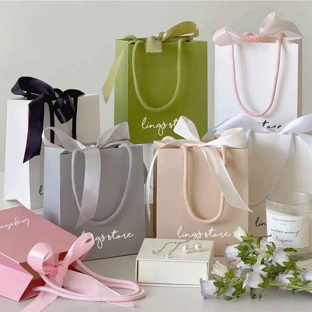 Personalized Logo 13.5x15.5x7.5cm Jewelry Paper Handle Bag Shopping Travel Ring Earring Bracelet Pendant Cake Gift Storage Pouch
Personalized Logo 13.5x15.5x7.5cm Jewelry Paper Handle Bag Shopping Travel Ring Earring Bracelet Pendant Cake Gift Storage Pouch