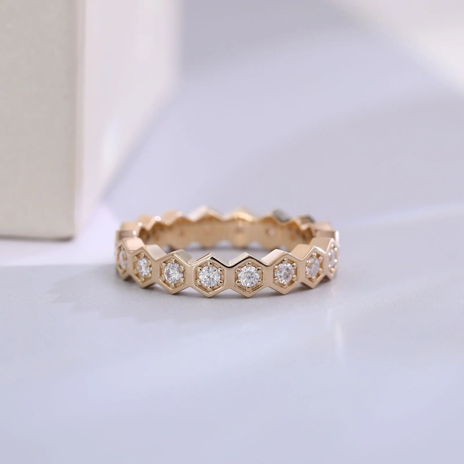 Кольца из золота Provence 14K/18K, шестигранные кольца DEF цвета, выращенные в лаборатории бриллианты для женщин и мужчин, свадебные обручальные кольца, подарок на заказ
Кольца из золота Provence 14K/18K, шестигранные кольца DEF цвета, выращенные в лаборатории бриллианты для женщин и мужчин, свадебные обручальные кольца, подарок на заказ