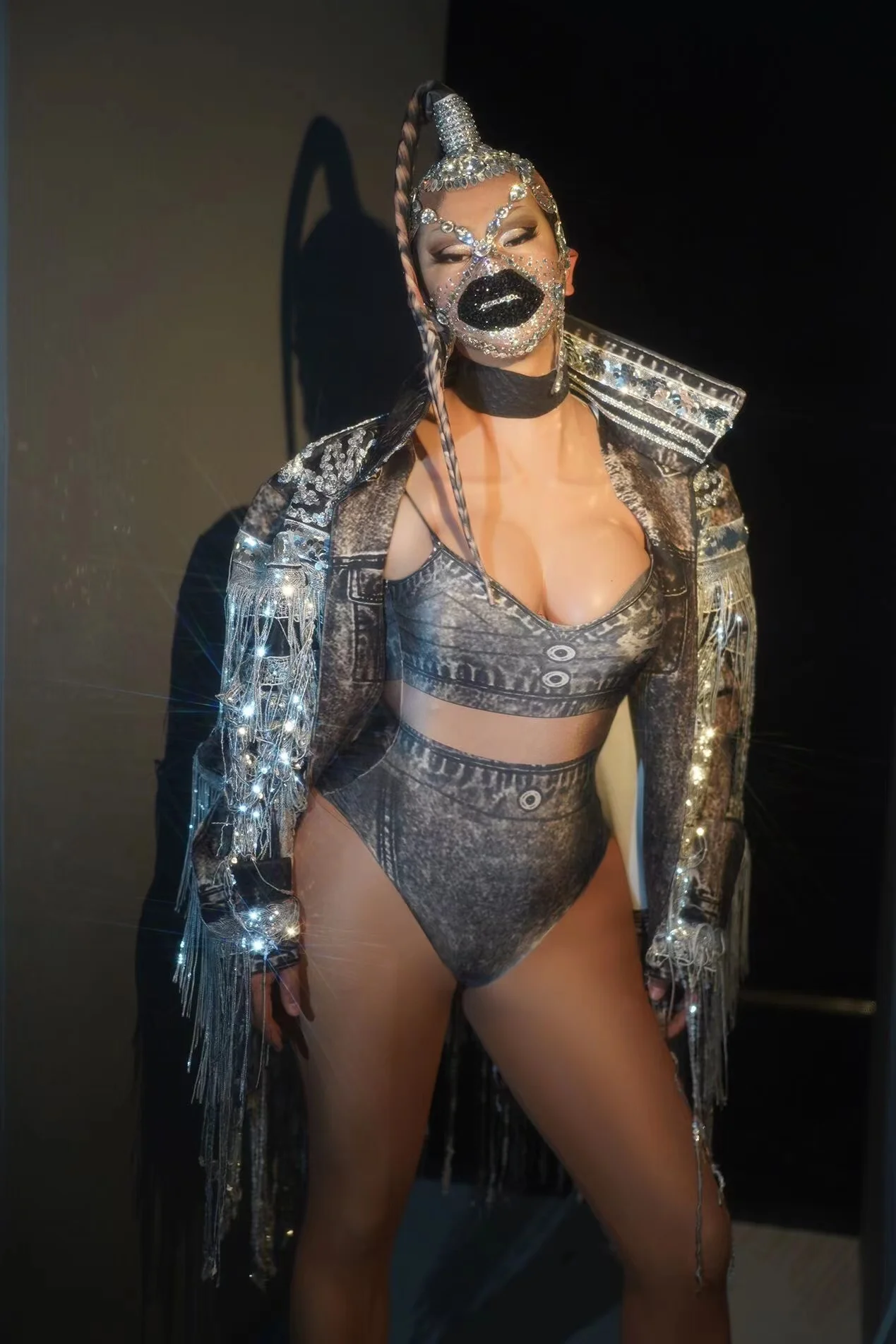Designer Rhinestone Sequins Tassel Jacket with One Piece Bodysuit 2 Piece Outfit Sets Women Club Show Stage Performance Wear
Designer Rhinestone Sequins Tassel Jacket with One Piece Bodysuit 2 Piece Outfit Sets Women Club Show Stage Performance Wear