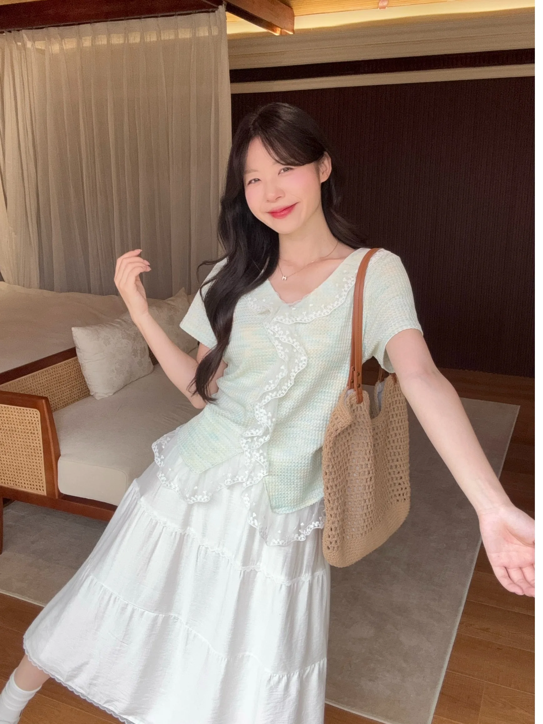 plus Size Women's Lace Patchwork V-Neck Short Sleeve T-Shirt And High Waist Skirt Two-Piece Set Summer Fashion Korean Style
plus Size Women's Lace Patchwork V-Neck Short Sleeve T-Shirt And High Waist Skirt Two-Piece Set Summer Fashion Korean Style