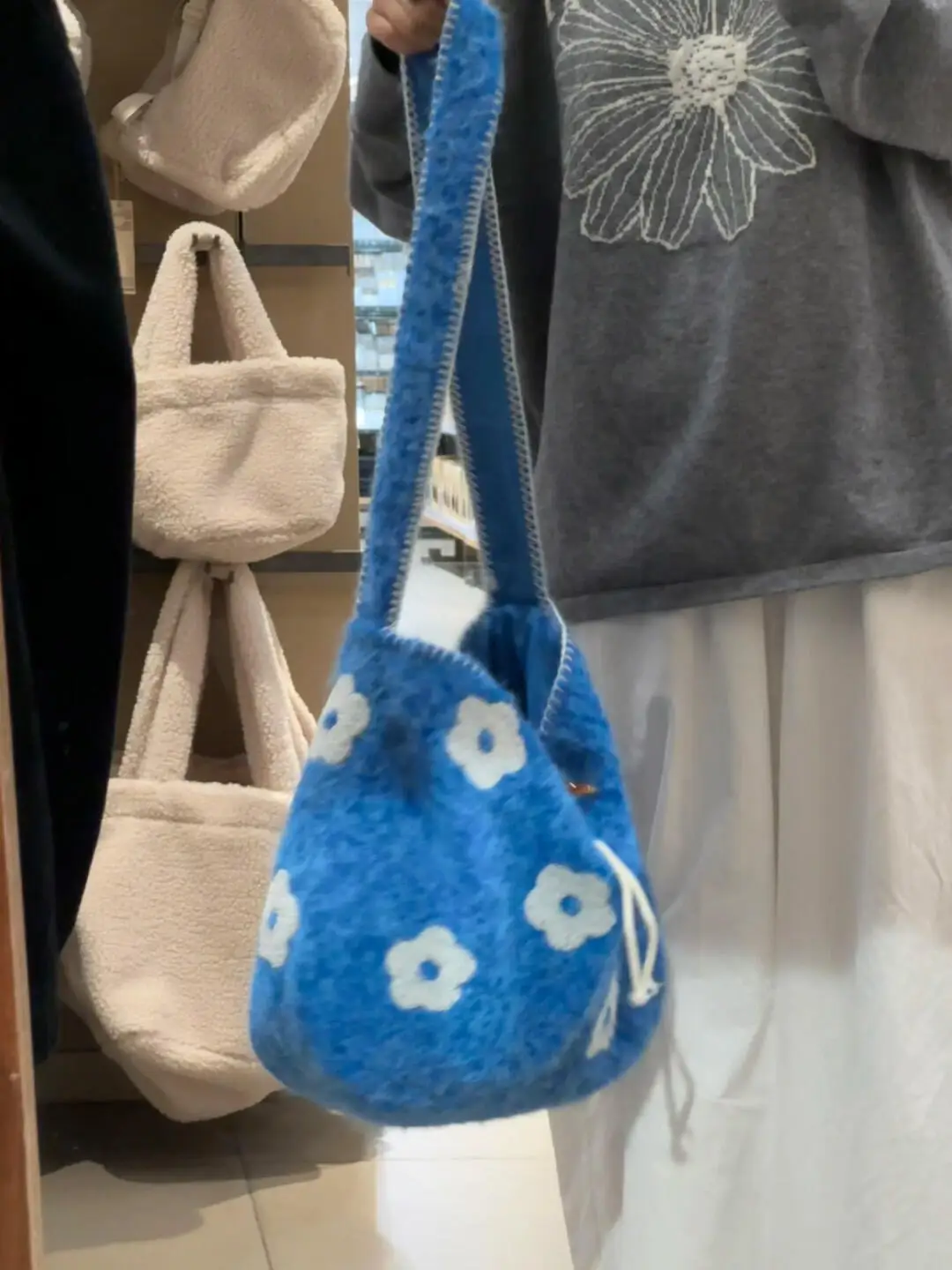 Повседневная шерстяная сумка-тоут с цветочной вышивкой, мягкая ручка, пригородная модная корейская сумка через плечо Sle Ins Wind для молодежного отдыха
Повседневная шерстяная сумка-тоут с цветочной вышивкой, мягкая ручка, пригородная модная корейская сумка через плечо Sle Ins Wind для молодежного отдыха