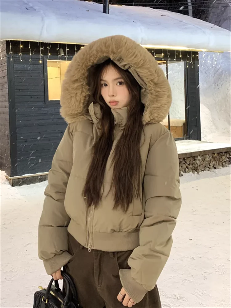 2025 Winter American Street Style Black White Short Coat Fur Trim Hooded Long Sleeve Zipper Jacket Thick Warm Bread Coat Parkas
2025 Winter American Street Style Black White Short Coat Fur Trim Hooded Long Sleeve Zipper Jacket Thick Warm Bread Coat Parkas