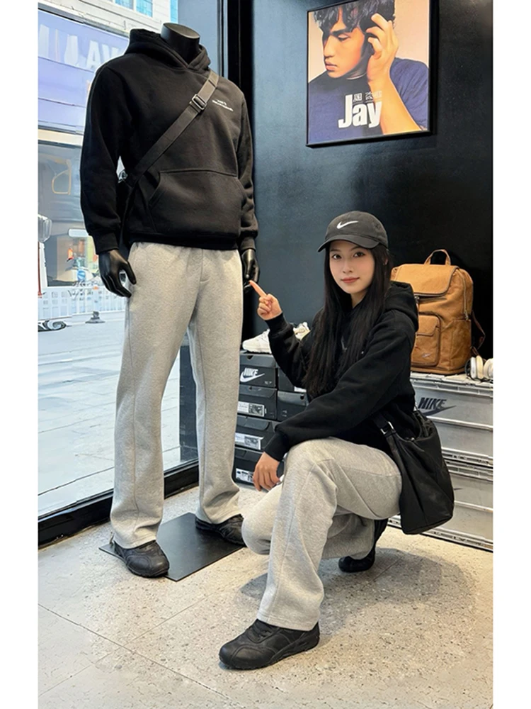 Мужские зимние спортивные брюки American Slim Fit: универсальные повседневные брюки с эффектом удлинения ног, слегка расклешенные, прямого кроя.
Мужские зимние спортивные брюки American Slim Fit: универсальные повседневные брюки с эффектом удлинения ног, слегка расклешенные, прямого кроя.