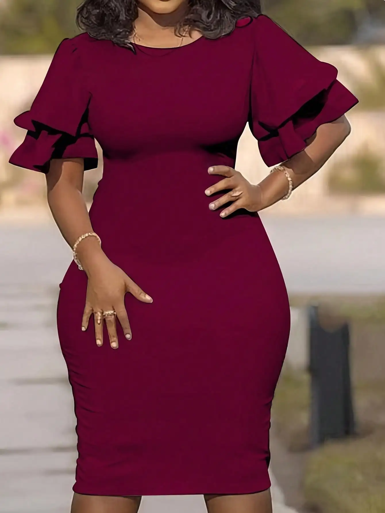 Бордовое платье миди с рукавами-воланами, круглым вырезом, приталенного кроя, однотонное
Бордовое платье миди с рукавами-воланами, круглым вырезом, приталенного кроя, однотонное