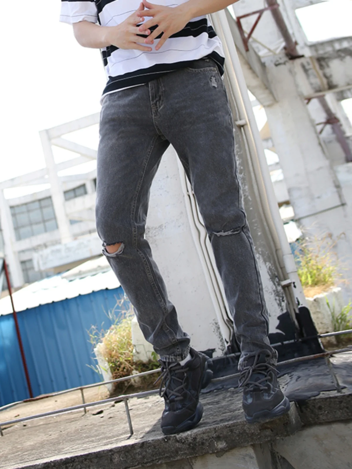 Spring Summer Men's Ripped Denim Jeans Korean Style Slim Fit Black Versatile Trendy Brand Youthful Long Pants Casual Wear
Spring Summer Men's Ripped Denim Jeans Korean Style Slim Fit Black Versatile Trendy Brand Youthful Long Pants Casual Wear