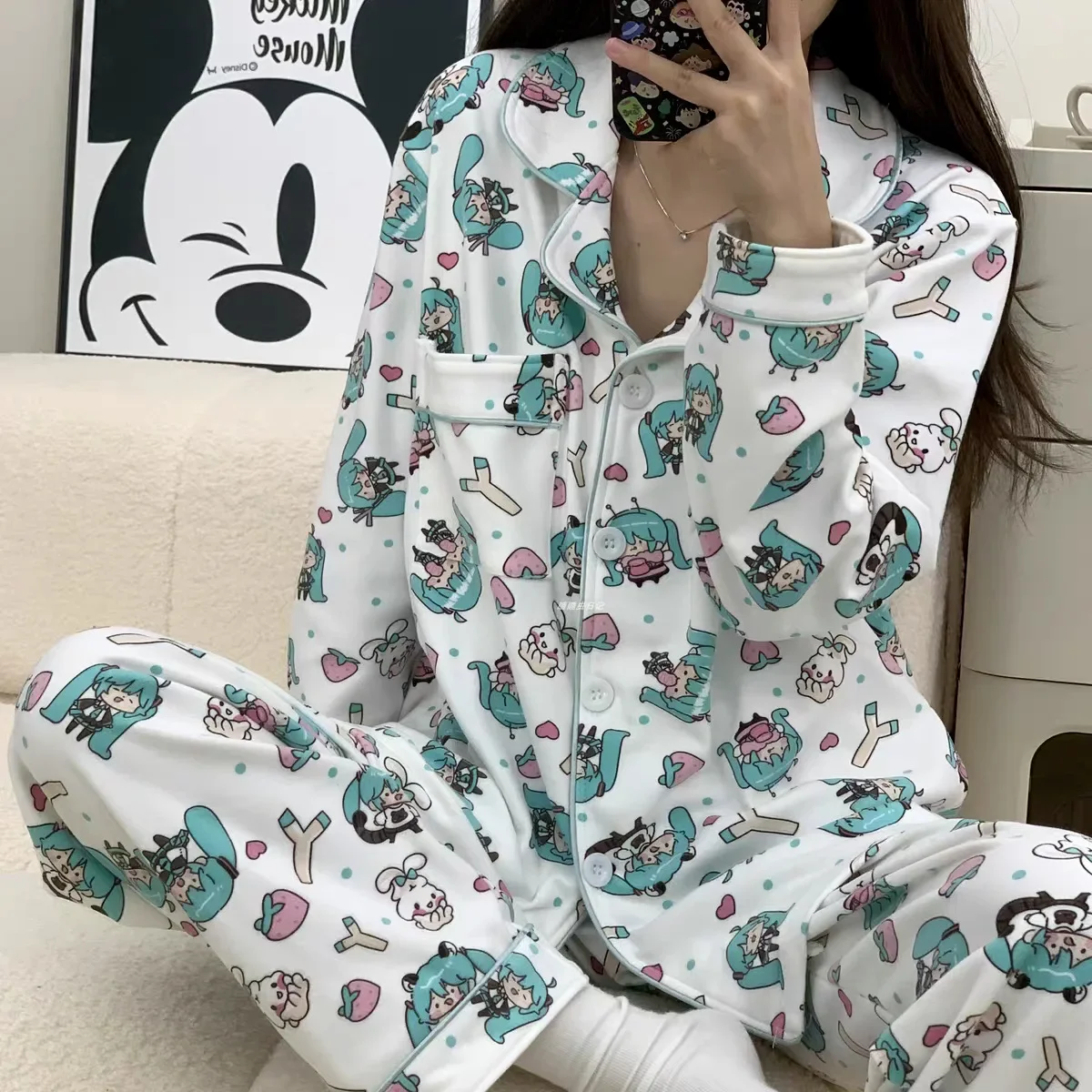 Kawaii Hatsune Miku Anime Women Pajamas Autumn Winter Warm Plush Loungewear Cartoon Printing Long-sleeved Trousers Two-piece Set
Kawaii Hatsune Miku Anime Women Pajamas Autumn Winter Warm Plush Loungewear Cartoon Printing Long-sleeved Trousers Two-piece Set