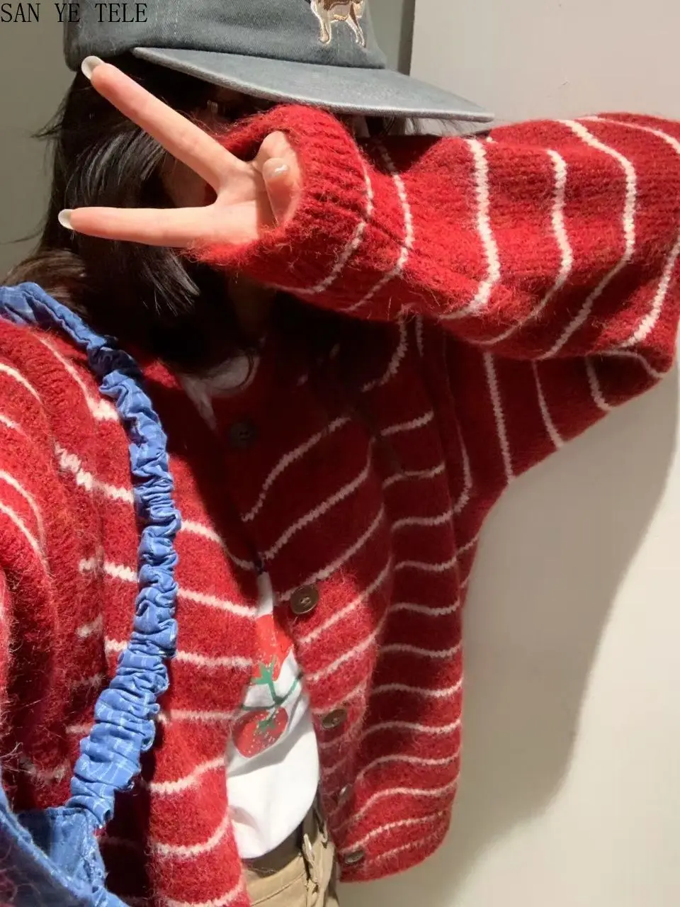 Вязаный кардиган в полоску с круглым вырезом в стиле ретро, женский осенне-зимний новый корейский однобортный свитер, куртка, мягкие свободные повседневные топы 
Вязаный кардиган в полоску с круглым вырезом в стиле ретро, женский осенне-зимний новый корейский однобортный свитер, куртка, мягкие свободные повседневные топы