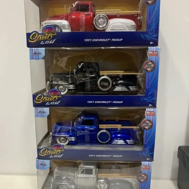 Модель автомобиля из металлического сплава с имитацией пикапа Chevrolet, Jada1:24, 1951
Модель автомобиля из металлического сплава с имитацией пикапа Chevrolet, Jada1:24, 1951