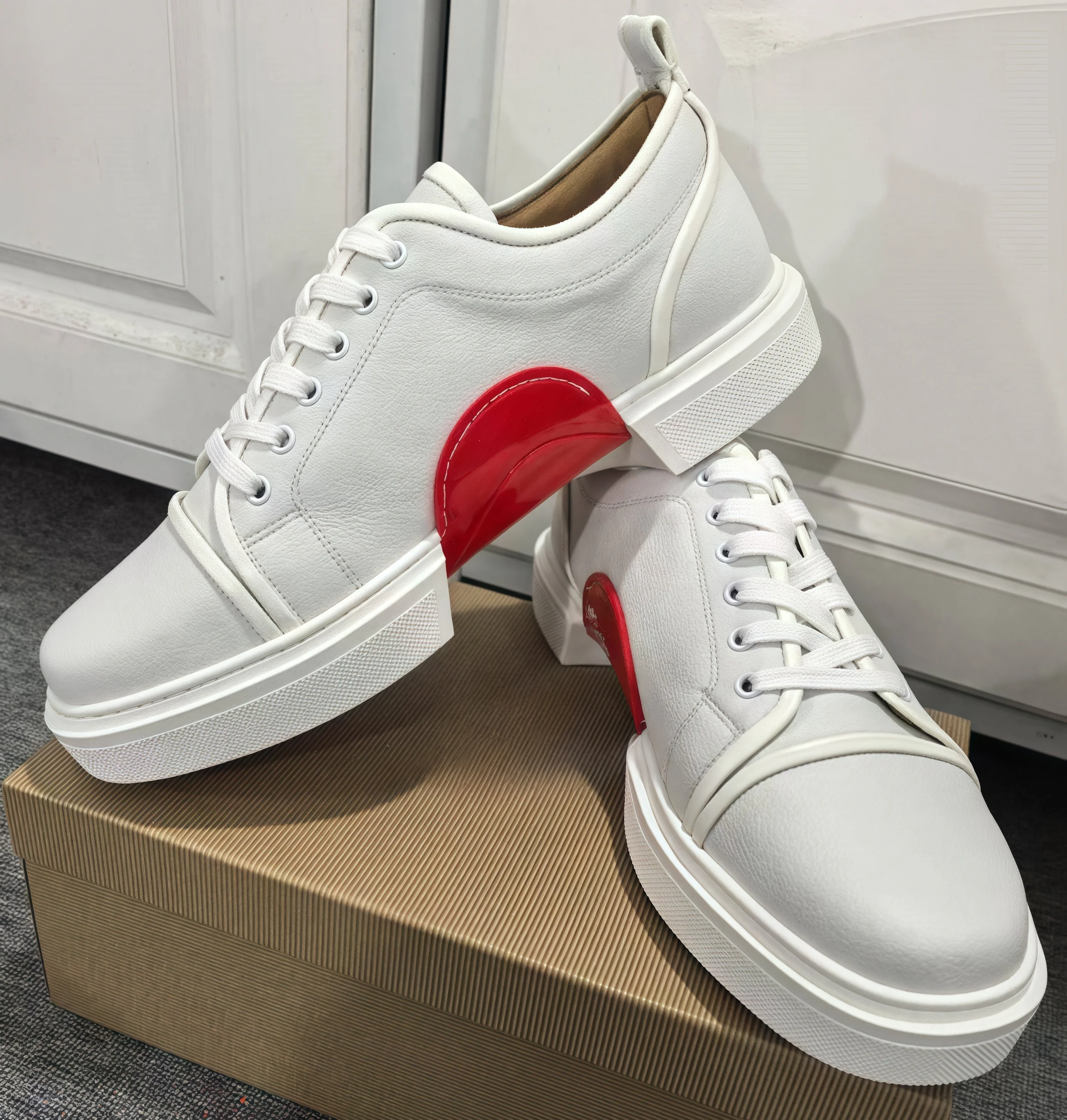 White Leather Men's Casual Sports Shoes Red Sole Designer Style Zapatillas Daily Personality Large Size Lace-Up Running Sneakers
White Leather Men's Casual Sports Shoes Red Sole Designer Style Zapatillas Daily Personality Large Size Lace-Up Running Sneakers