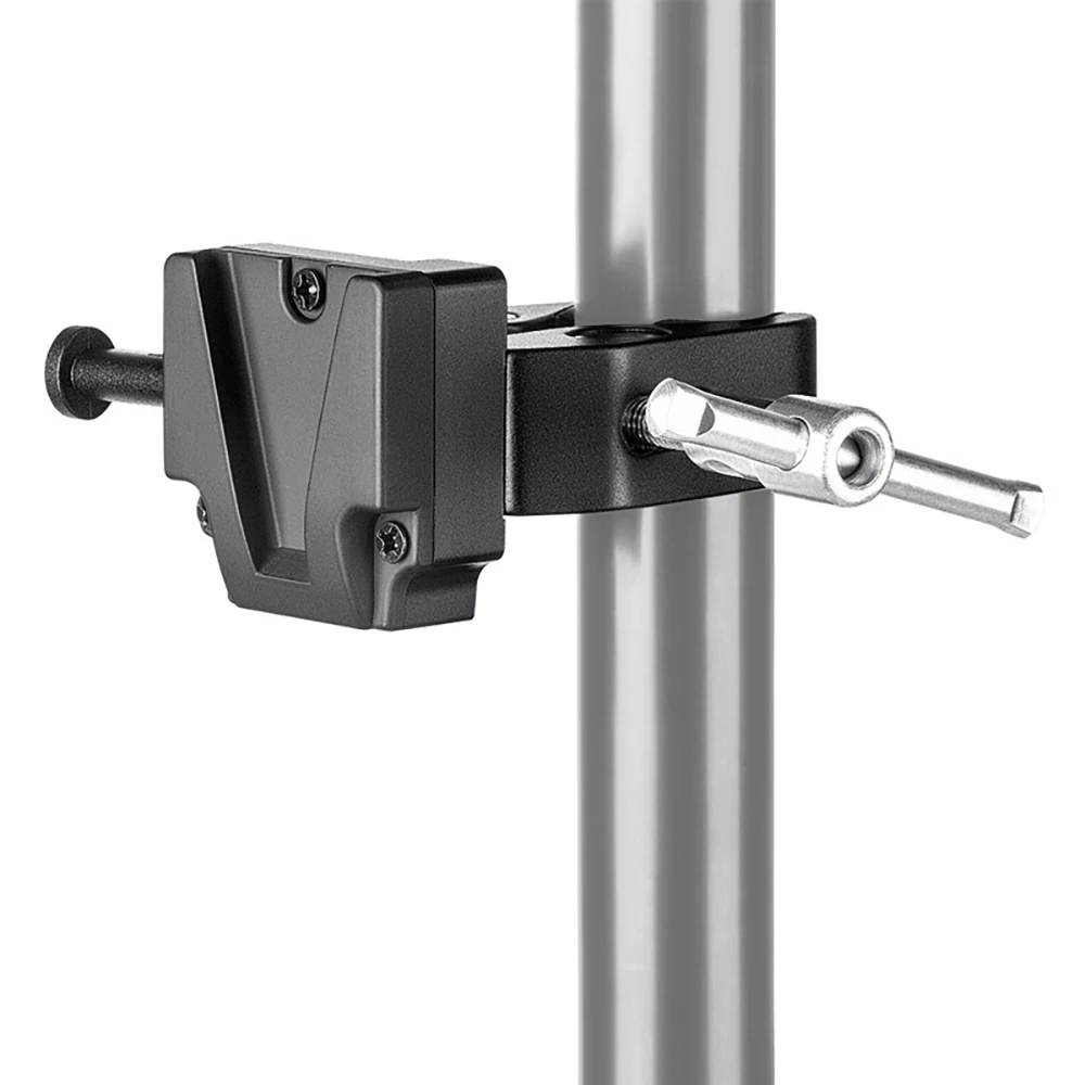 Адаптер для аккумуляторов V-Mount A28Q с зажимом для крепления к штативу или стойке для освещения.
Адаптер для аккумуляторов V-Mount A28Q с зажимом для крепления к штативу или стойке для освещения.