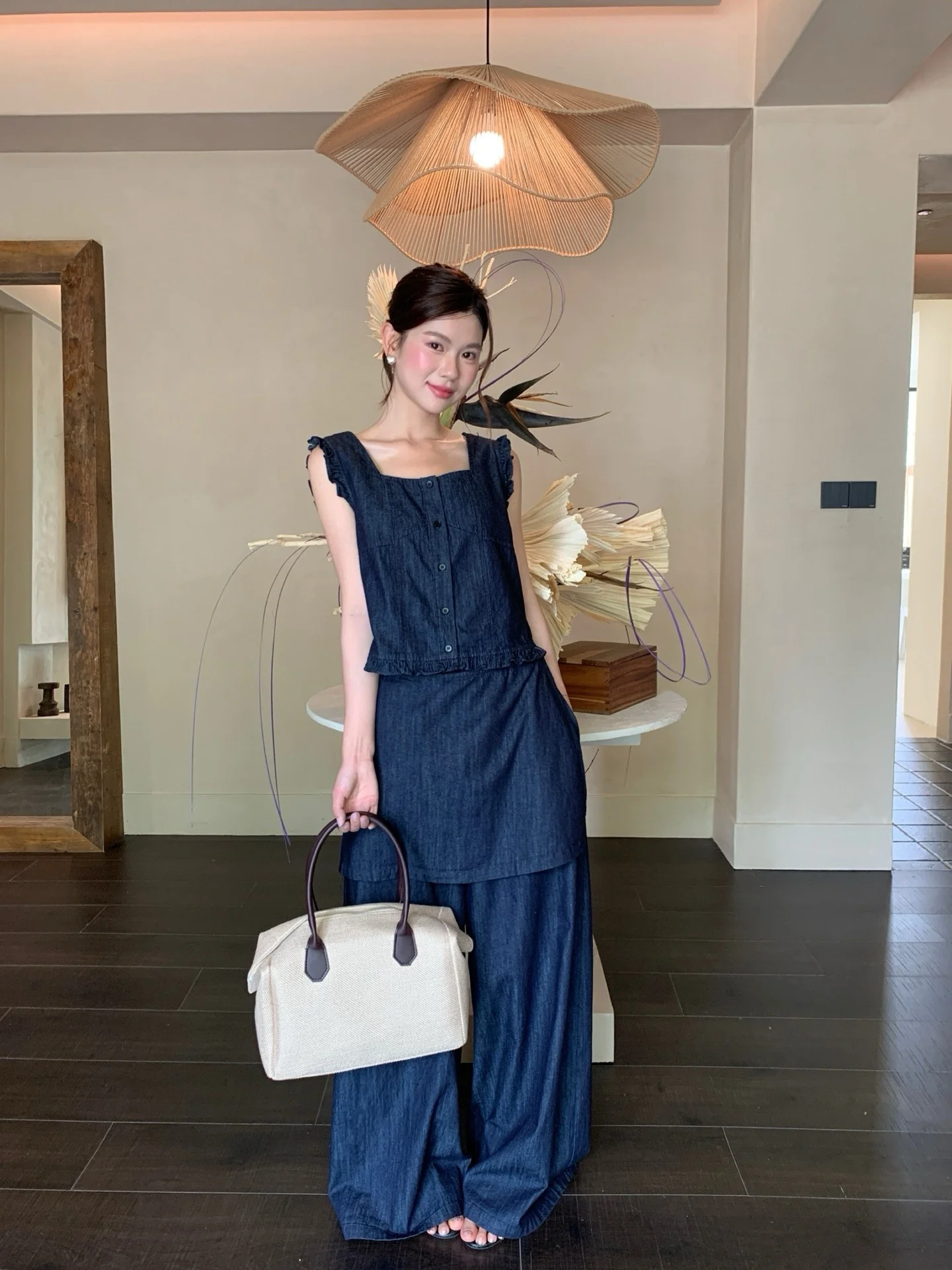 Retro Distressed Denim Two-Piece Set Women's Summer New High-End Casual Pants Suit Korean Style Fashion Set round Neck Button...
Retro Distressed Denim Two-Piece Set Women's Summer New High-End Casual Pants Suit Korean Style Fashion Set round Neck Button...