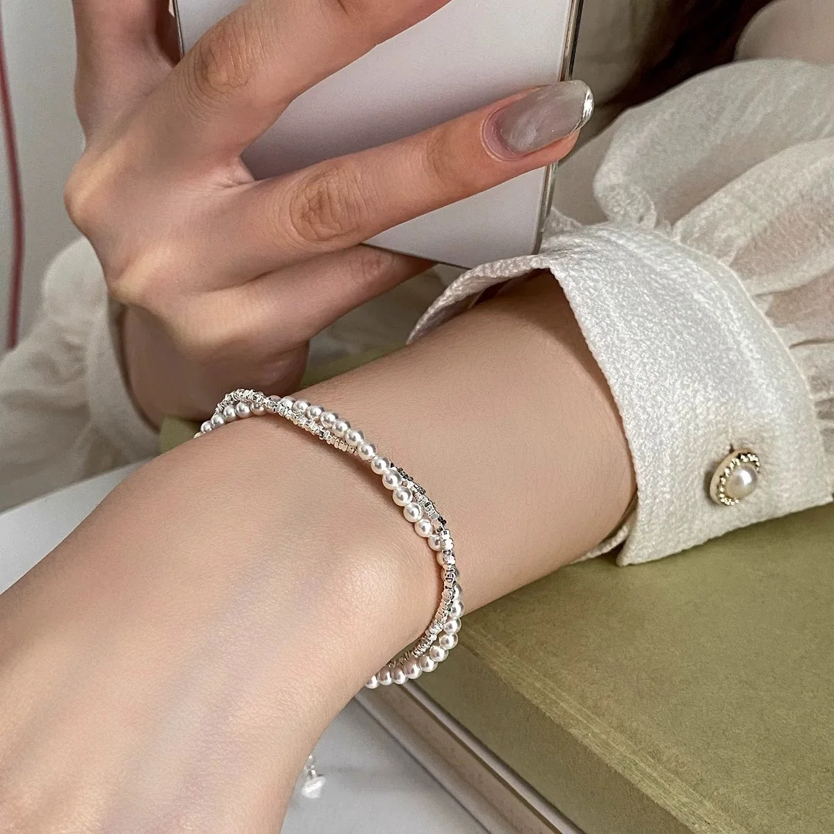 New Elegance Broken Silver Metal Imitation Pearl Enwind Twist Bracelet for Women Unique Design Personalization Jewelry Gift
New Elegance Broken Silver Metal Imitation Pearl Enwind Twist Bracelet for Women Unique Design Personalization Jewelry Gift