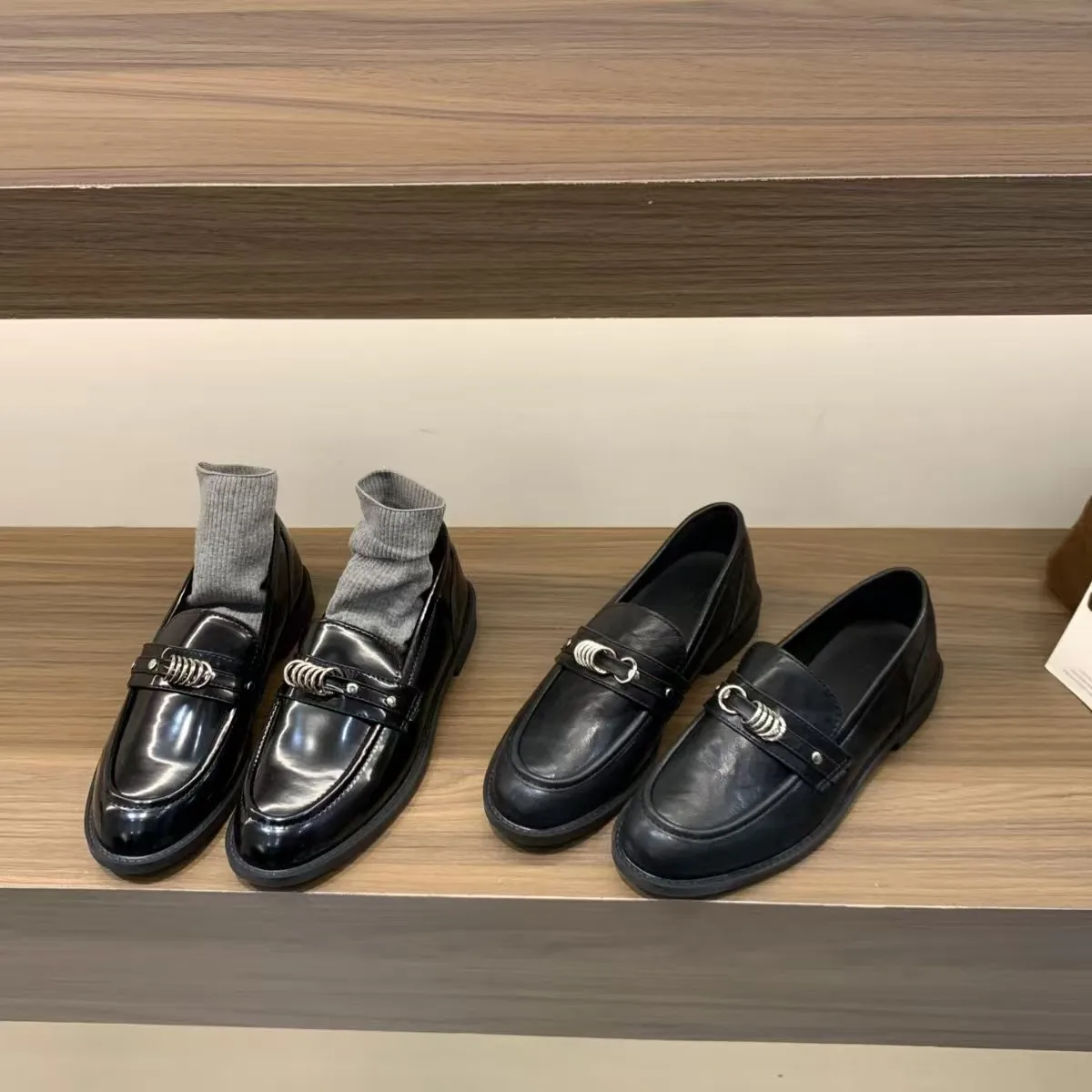 Spring 2025 Women's Slip-On Loafers with Small Gold Buckle Design Triumph Arch round Toe Mid Heel Ultra Leather Fashion Shoes
Spring 2025 Women's Slip-On Loafers with Small Gold Buckle Design Triumph Arch round Toe Mid Heel Ultra Leather Fashion Shoes