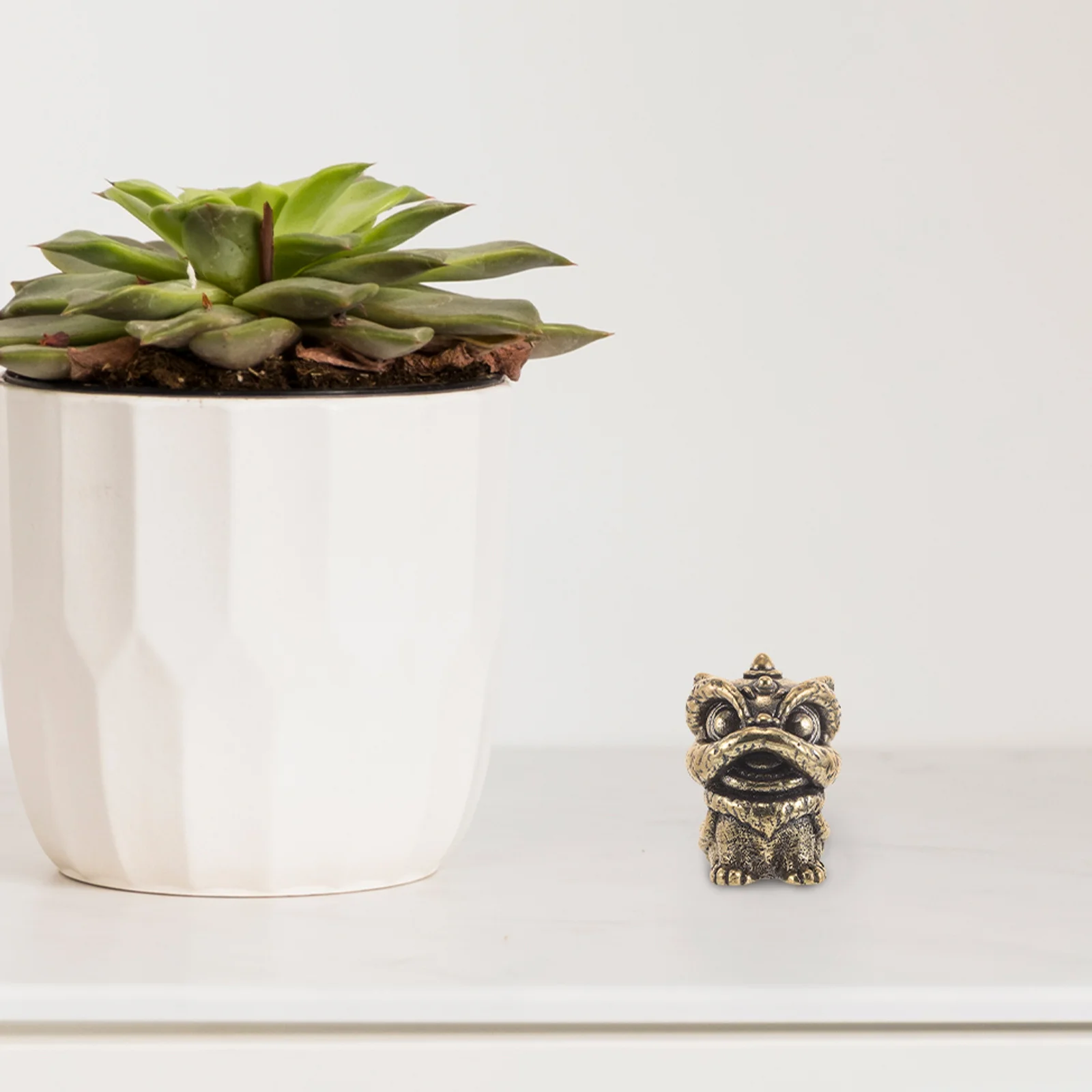 Vintage Retro Brass Lion Statue Small Desktop Decoration Chinese Lion Paperweight Artistic Office Home Ornament
Vintage Retro Brass Lion Statue Small Desktop Decoration Chinese Lion Paperweight Artistic Office Home Ornament