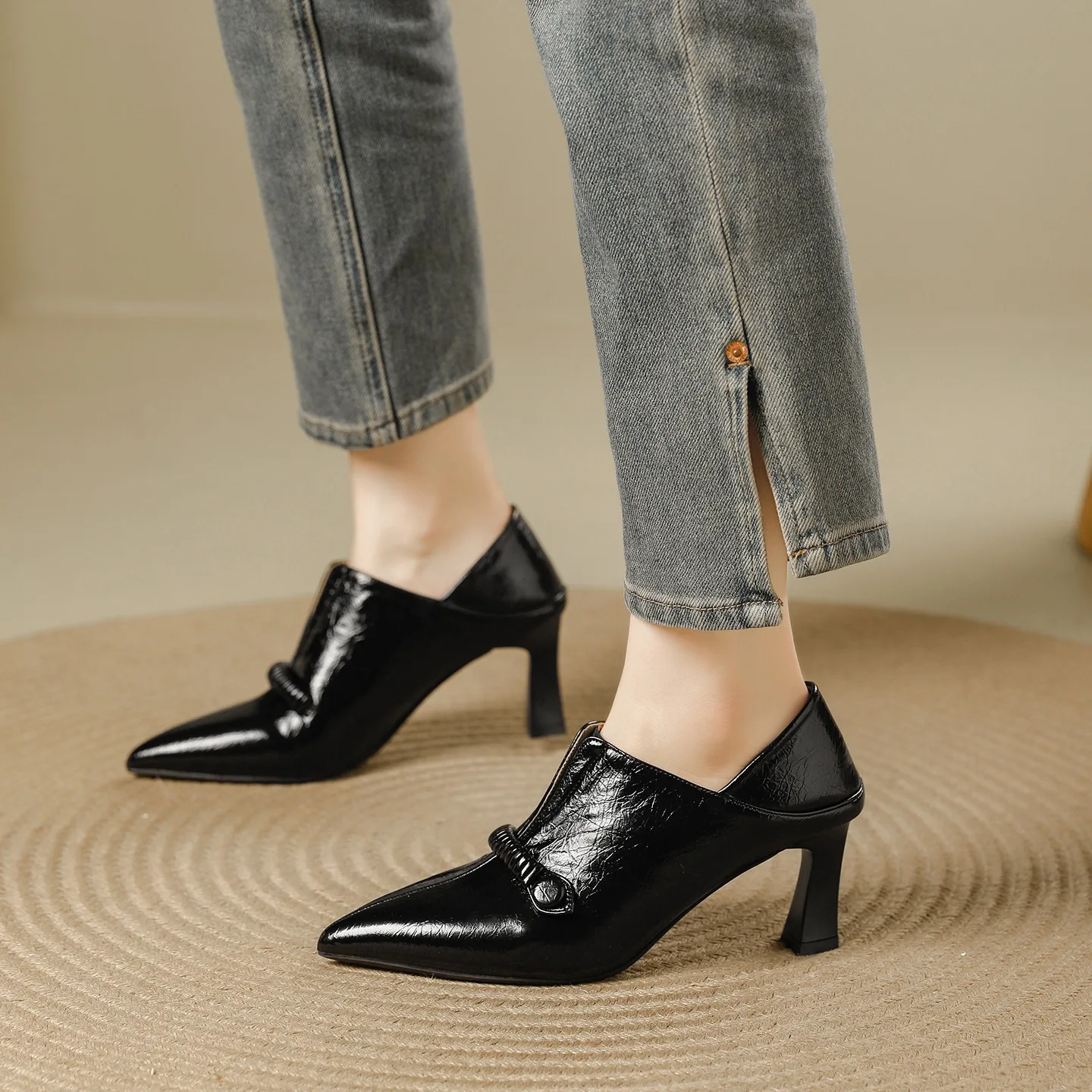Fashionable Deep Mouth Single Shoes Women's Slip-On Comfortable Soft Leather Work High Heel Shoe Covers for Spring Autumn
Fashionable Deep Mouth Single Shoes Women's Slip-On Comfortable Soft Leather Work High Heel Shoe Covers for Spring Autumn