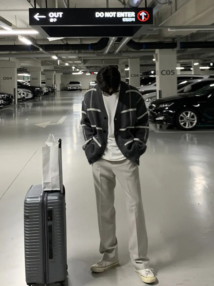 2026 Spring and Autumn New Trend Cardigan Men's Korean Edition English Plaid Striped Sweater Men's V-neck Cashmere Sweater
2026 Spring and Autumn New Trend Cardigan Men's Korean Edition English Plaid Striped Sweater Men's V-neck Cashmere Sweater