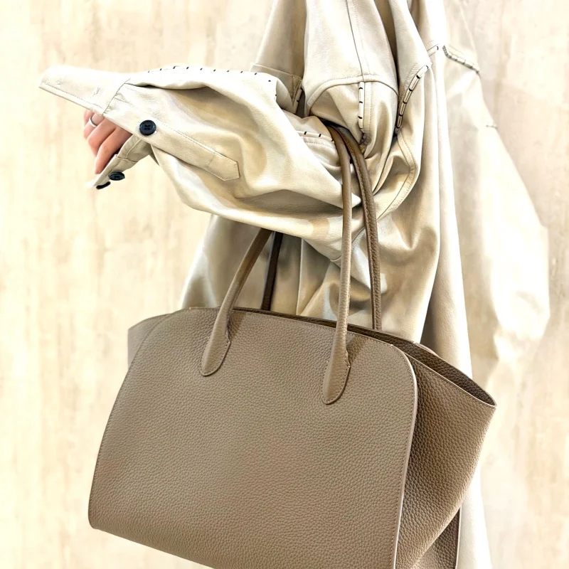 Новая кожаная женская сумка с узором под личи, универсальная, практичная, простая, стильная, с большой вместимостью.
Новая кожаная женская сумка с узором под личи, универсальная, практичная, простая, стильная, с большой вместимостью.