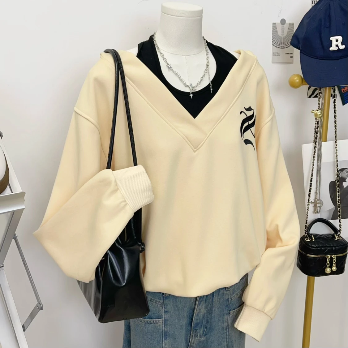American Style Oversized V-Neck Hoodie Unisex Spring Autumn Loose Design Sense Fake Two-Piece Hat-On Top for Couples
American Style Oversized V-Neck Hoodie Unisex Spring Autumn Loose Design Sense Fake Two-Piece Hat-On Top for Couples