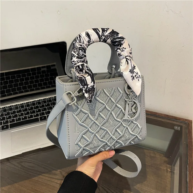 2025 Convertible Tote Women Diamond-Quilted Pebbled Leather Diana Reissue Euro-Chic Artisanal Multi-Scene Boutique Essentials
2025 Convertible Tote Women Diamond-Quilted Pebbled Leather Diana Reissue Euro-Chic Artisanal Multi-Scene Boutique Essentials