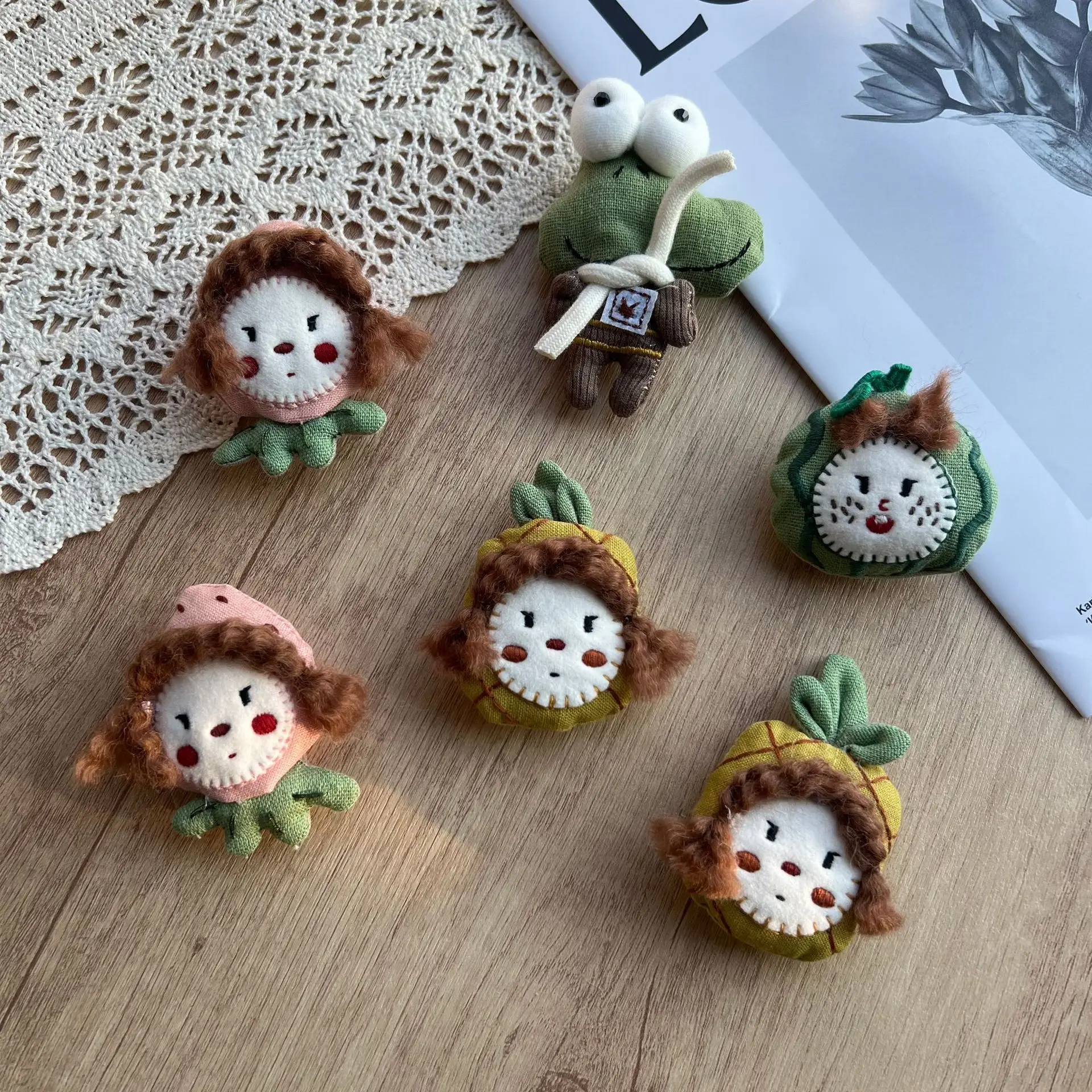 Handmade Fabric Strawberry Watermelon Pineapple Hair Clip Brooch for Bag Hat Scarf DIY Sewing Embellishment Versatile
Handmade Fabric Strawberry Watermelon Pineapple Hair Clip Brooch for Bag Hat Scarf DIY Sewing Embellishment Versatile