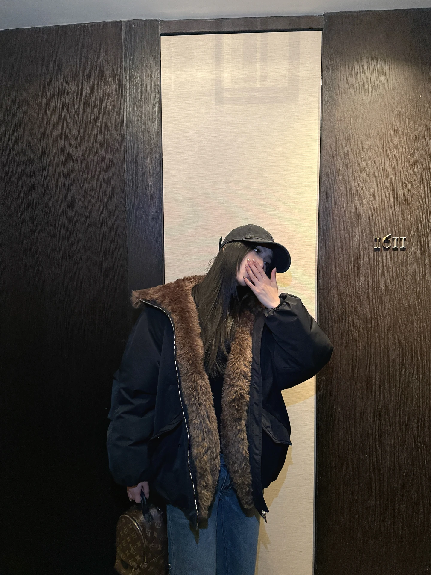 Женская удлиненная свободная теплая хлопковая куртка-пальто SMBL RAIN в стиле ретро для повседневной носки, зима 2025
Женская удлиненная свободная теплая хлопковая куртка-пальто SMBL RAIN в стиле ретро для повседневной носки, зима 2025