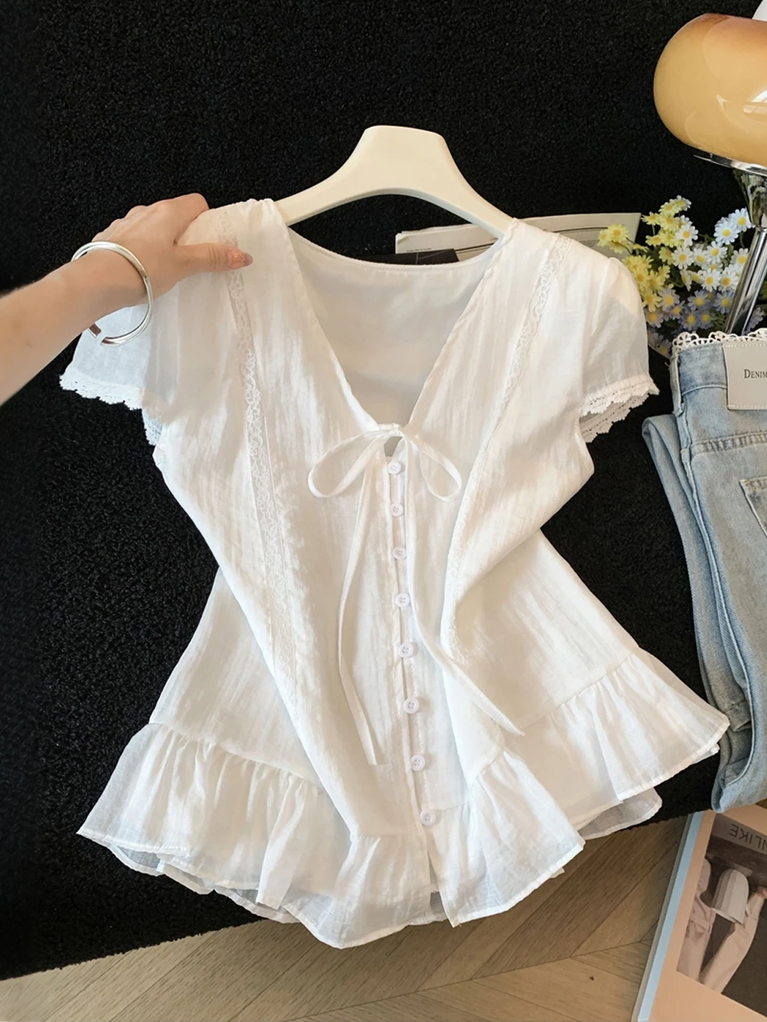 Korean Style Lace Splice V-Neck Short Sleeve Shirt Women Summer Slimming Top Breathable Skin-Friendly Casual Fashion
Korean Style Lace Splice V-Neck Short Sleeve Shirt Women Summer Slimming Top Breathable Skin-Friendly Casual Fashion