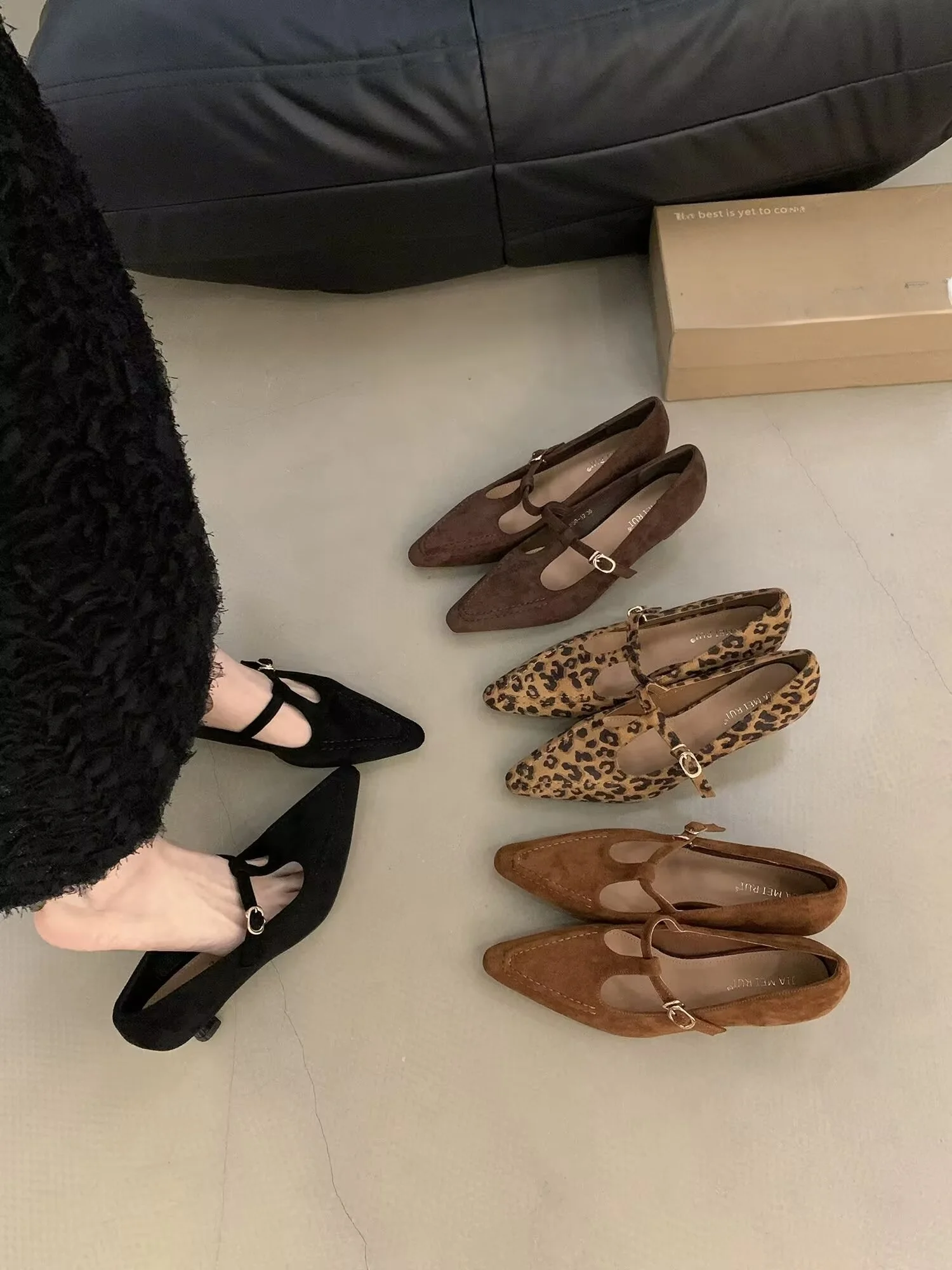 Elegant Commute Pointed Toe High Heels Retro Velvet Evening Wind Fairy Mary Janes Single Shoes Fashionable Flat Heel Design
Elegant Commute Pointed Toe High Heels Retro Velvet Evening Wind Fairy Mary Janes Single Shoes Fashionable Flat Heel Design