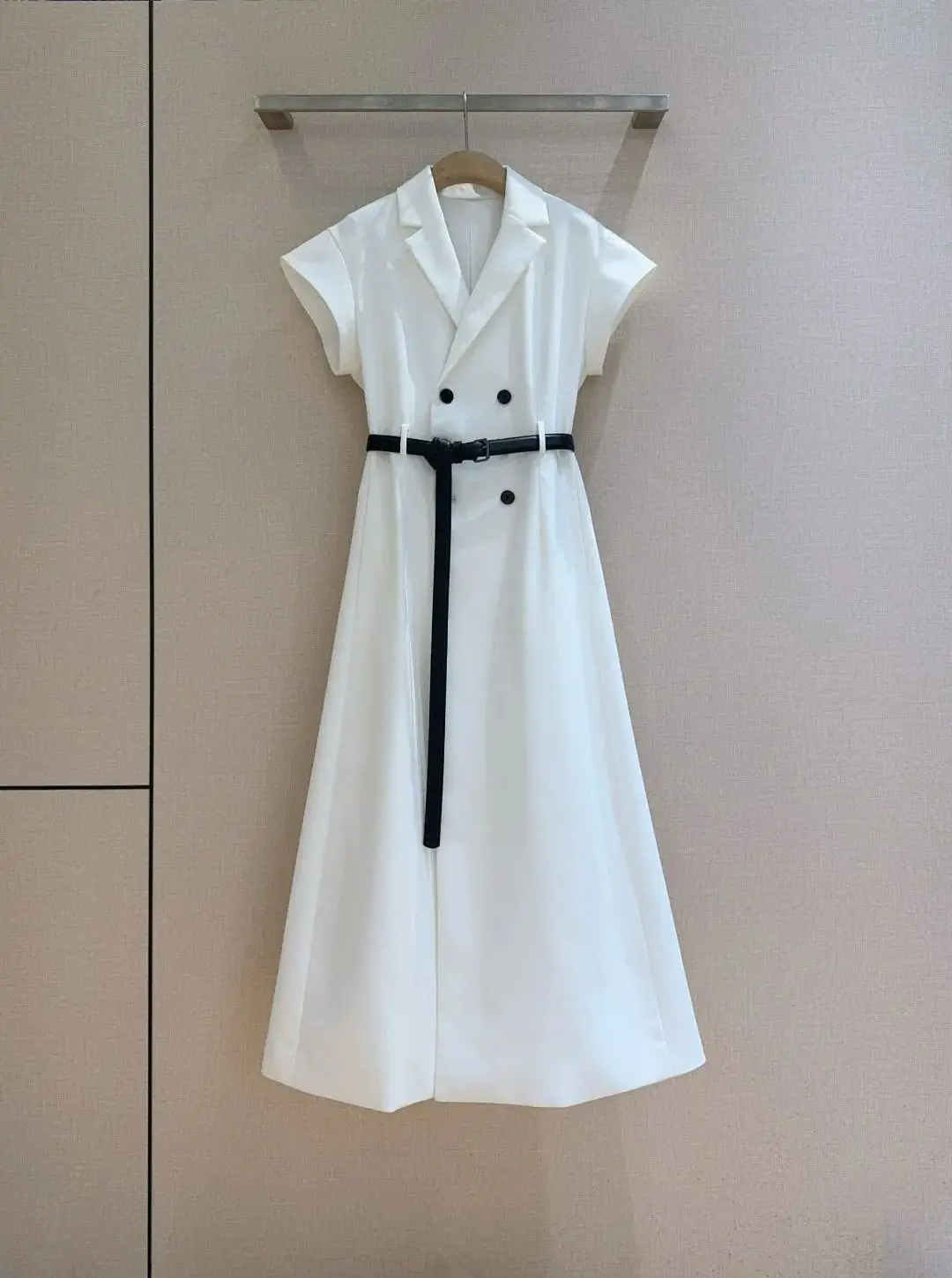 Recommended New Products for Spring/Summer 2025 Pure white double breasted suit with neat and elegant aura, black buttons, class
Recommended New Products for Spring/Summer 2025 Pure white double breasted suit with neat and elegant aura, black buttons, class